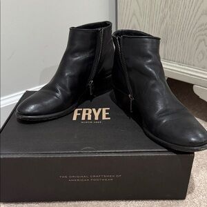 Any offer accepted 🍾Frye Black Leather Zipper Booties